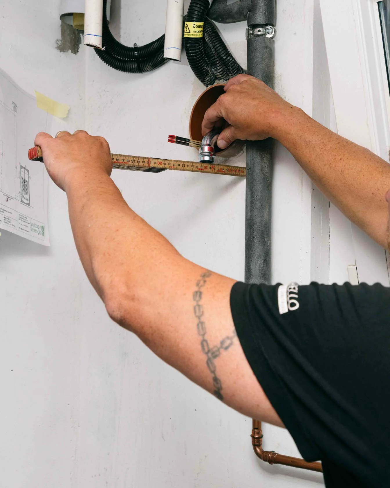 Mesure d’un raccordement de plomberie avant l’installation d’un équipement sanitaire